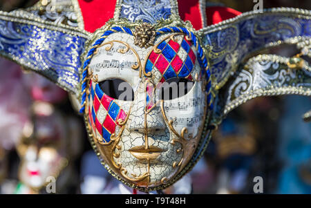 Gruppo di Vintage carnevale veneziano maschere. Maschere veneziane nel display del negozio a Venezia. Annuale di carnevale a Venezia è tra i più famosi in Europa. Il suo Foto Stock