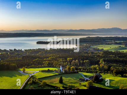 Lago Starnberger prima le Alpi della Ilkahöhe visto, Tutzing, 5-paese di mare, Alta Baviera, Baviera, Germania, Europa, Starnberger See Vor den Alpen Foto Stock