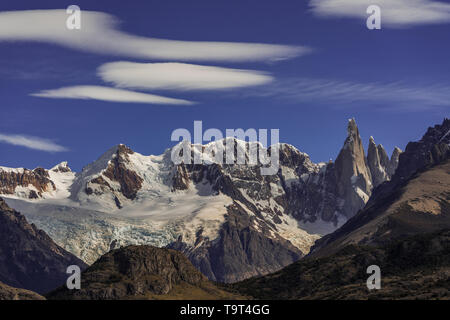 Nuvole lenticolari formando nel corso della Adela massiccio e Cerro Torre nel parco nazionale Los Glaciares vicino a El Chalten, Argentina. Un patrimonio mondiale dell'UNESCO si Foto Stock