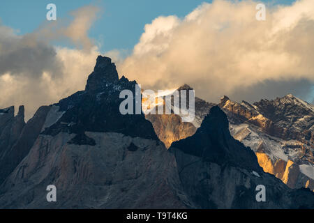 Pomeriggio di luce sul Monte Almirante Nieto dietro il Cuernos nel Parco Nazionale Torres del Paine, un UNESCO Riserva della Biosfera in Cile in Patago Foto Stock