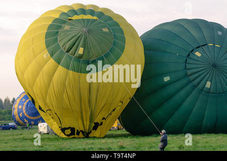 La Krosno, Polonia, 4 Maggio 2019: Mongolfiera in campionato della Polonia e di montagna la concorrenza a palloncino. Preparazione al volo Foto Stock