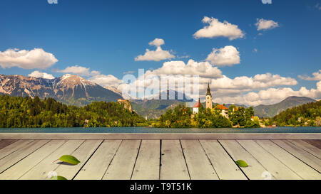 Svuotare tavolo in legno nella parte anteriore di astratta sfondo sfocato in natura, può essere utilizzato per visualizzare o montaggio dei vostri prodotti. Mock up per la visualizzazione del prodotto Foto Stock