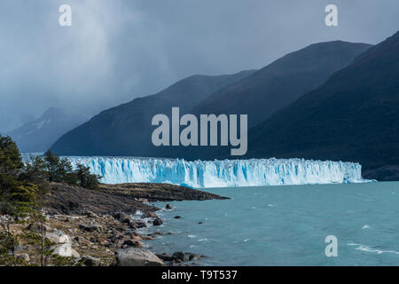 Ghiacciaio Perito Moreno e Lago Argentino nel parco nazionale Los Glaciares vicino a El Calafate, in Argentina. Un sito Patrimonio Mondiale dell'UNESCO in Patagonia ri Foto Stock