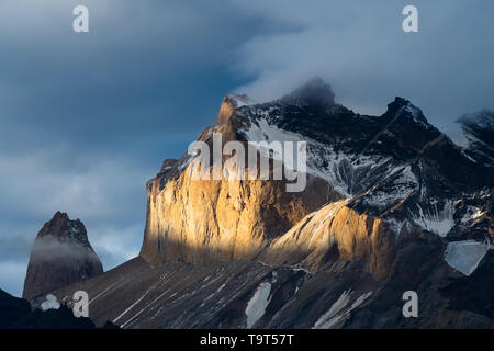 La luce del tramonto illumina la parete ovest del Monte Almirante Nieto nel massiccio del Paine nel Parco Nazionale Torres del Paine, un mondiale UNESCO Riserva della Biosfera Foto Stock