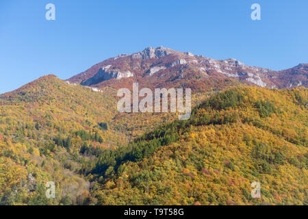 Paesaggio autunnale ligure parte montagne delle Alpi Italiane Foto Stock