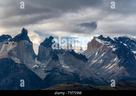 Una piccola macchia di luce del tramonto si illumina Torre centrale dietro il Cuernos e Monte Almirante Nieto nel massiccio del Paine in Torres del Paine National Foto Stock