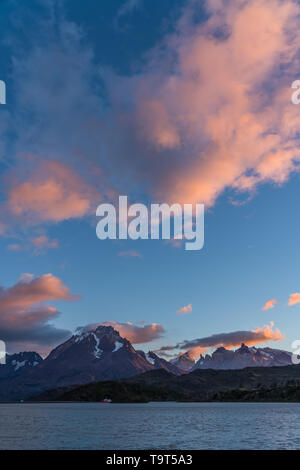 Sunrise luce sulle nuvole sopra il massiccio del Paine nel Parco Nazionale Torres del Paine, un UNESCO Riserva della Biosfera in Cile in Patagonia regione Foto Stock