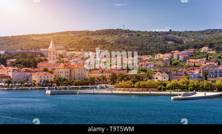 Città di Supetar nell isola di Brac, Croazia. Vista dal mare. Pittoresca vista panoramica su Supetar sull'isola di Brac, Croazia. Vista panoramica sul porto della città Foto Stock