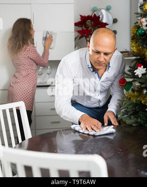 Famiglia amichevole riordino camera prima di Natale Foto Stock