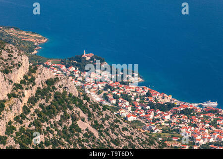 Bol sulla isola di Brac panoramica vista aerea, Dalmazia, Croazia. Città di Bol da Vidova Gora vista aerea, Isola di Brac, Dalmazia, Croazia. Foto Stock