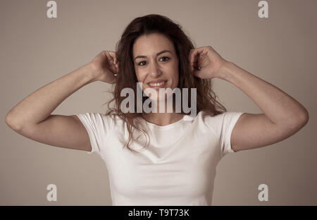 Ritratto di stupiti Excited donna con red capelli ricci dancing e compiendo gesti overjoy in faccia felice espressione facciale, positivo le emozioni umane e Foto Stock