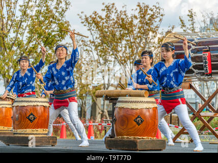 Batterista tradizionale Taiko in una competizione locale a Tokyo, Giappone Foto Stock