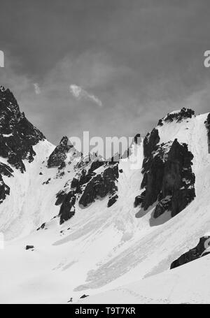 Coperta di neve nel sole mountain range con tracce dalla valanga in giorno d'inverno. Turchia, Kachkar montagne, la parte più alta delle montagne del Mar Nero. Nero e wh Foto Stock