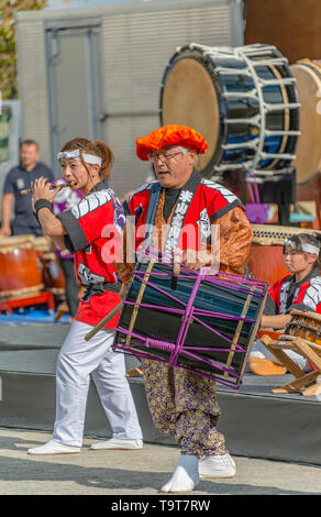 Batterista tradizionale Taiko che si esibisce in una competizione locale a Tokyo, Giappone Foto Stock