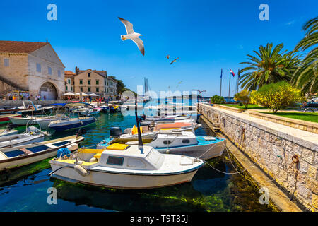 Visualizzare al meraviglioso arcipelago con barche da pesca nella parte anteriore della città di Hvar, Croazia. Porto di vecchia isola adriatica città di Hvar con gabbiani sorvolano il Foto Stock