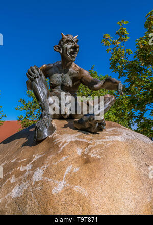 Diavolo su una pietra in la strega's dance floor con Thale, est resina, Sassonia-Anhalt, Germania, Europa, Teufel auf einem Stein am Hexentanzplatz bei Thale Foto Stock