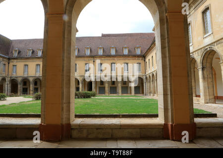 Cloître. L'Abbaye de Cluny. Fondée en 909 910 unità organizzativa. / Chiostro. Abbazia di Cluny. Cluny fu fondata nel 910. Foto Stock