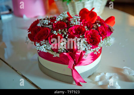 A forma di cuore ad mazzo di bellissimi fiori rosa in confezione regalo . Fatte a mano rosa e rosso bouquet Rose In amore a forma di cuore per San Valentino in close-up . una scatola Foto Stock