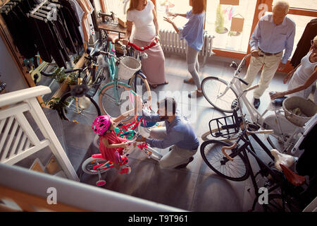 I clienti che acquistano nuova bicicletta in bike shop vista superiore Foto Stock