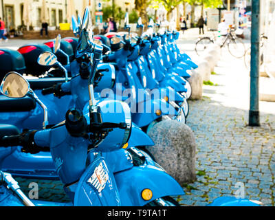 Noleggio Vespa nel centro di Stoccarda, Germania Foto Stock