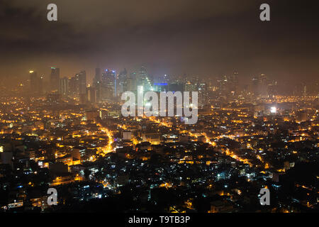 Vista notturna di Makati (Metro Manila) da sopra Foto Stock