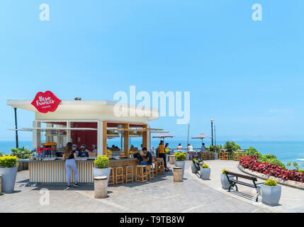 Cafe sul clifftops si affaccia sull'Oceano Pacifico, Parque del Amor, Miraflores Lima, Perù, Sud America Foto Stock