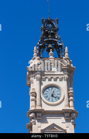 Close-up della torre con orologio e Suono di campana del neobarocco e stile neo-rinascimentale palazzo dove il Municipio di Valencia (Spagna) è curre Foto Stock