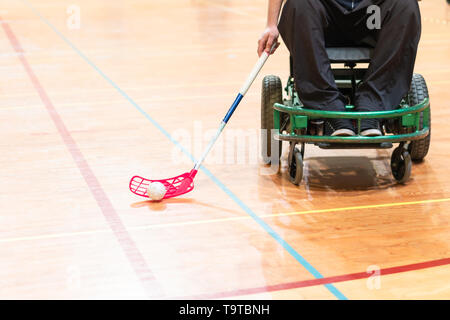 Disabilitato l'uomo su una sedia elettrica sport, powerchair hockey. IWAS - sedia a rotelle internazionale e amputato federazione sportiva Foto Stock