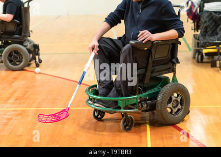 Le persone disabili su una sedia elettrica sport, powerchair hockey. IWAS - sedia a rotelle internazionale e amputato federazione sportiva Foto Stock