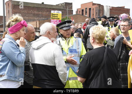 La polizia Liaison Officer parla di estrema destra i manifestanti. La polizia mantenuta sostenitori e contro i manifestanti a prescindere ma si scontrarono con contro i dimostranti davanti a Tommy Robinson's arrivo. Credit David J Colbran Foto Stock