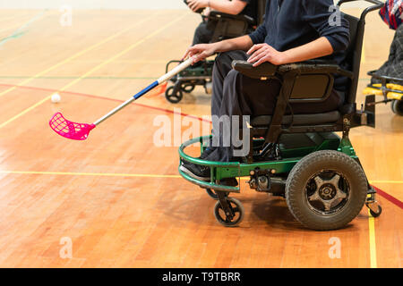 Le persone disabili su una sedia elettrica sport, powerchair hockey. IWAS - sedia a rotelle internazionale e amputato federazione sportiva Foto Stock