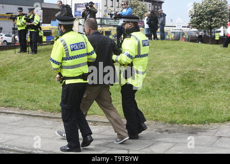 Estrema destra protestor viene arrestato e portato via da funzionari di polizia. La polizia mantenuta sostenitori e contro i manifestanti a prescindere ma si scontrarono con contro i dimostranti davanti a Tommy Robinson's arrivo. Credit David J Colbran Foto Stock