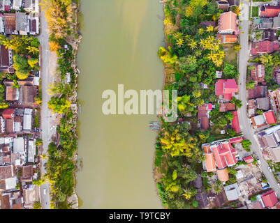 Vista dall'alto dei tetti della città e il fiume verde Luang Prabang Laos. La città è patrimonio UNESCO. Foto Stock