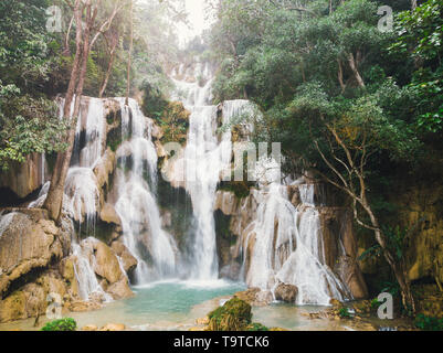 Il Kuang Si cade o noti come Tat Kuang Si cascate. Queste cascate sono un lato preferito viaggio per turisti in Luang Prabang con un blu turchese Foto Stock