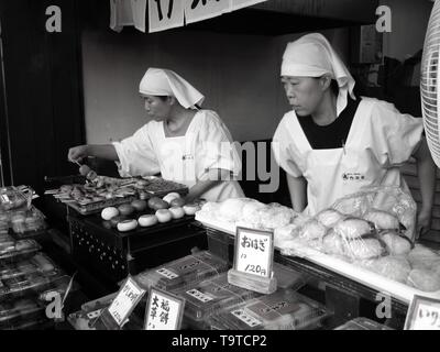 Il fast food venditori al Cherry Blossom festival in un parco a Tokyo, Giappone Foto Stock