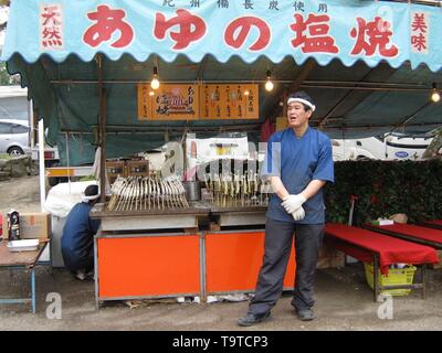 Il cibo giapponese fornitori in una fase di stallo a Cherry Blossom tempo a Tokyo, Giappone Foto Stock