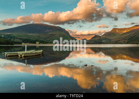 Barche su Llyn Nantlle Uchaf, Parco Nazionale di Snowdonia, Wales, Regno Unito Foto Stock