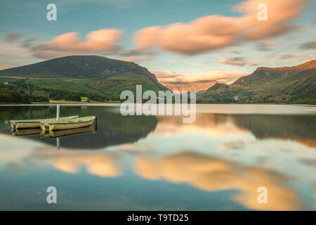 Barche su Llyn Nantlle Uchaf, Parco Nazionale di Snowdonia, Wales, Regno Unito Foto Stock