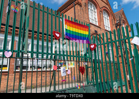 I musulmani contrari alle lezioni di LGBT si scontrarono con i sostenitori LGBT come essi attaccato arcobaleno banner colorati a ringhiera a Radlett Park School, Birmingham Foto Stock