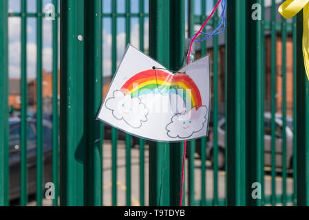 I musulmani contrari alle lezioni di LGBT si scontrarono con i sostenitori LGBT come essi attaccato arcobaleno banner colorati a ringhiera a Radlett Park School, Birmingham Foto Stock