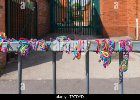 I musulmani contrari alle lezioni di LGBT si scontrarono con i sostenitori LGBT come essi attaccato arcobaleno banner colorati a ringhiera a Radlett Park School, Birmingham Foto Stock