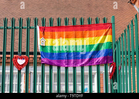 I musulmani contrari alle lezioni di LGBT si scontrarono con i sostenitori LGBT come essi attaccato arcobaleno banner colorati a ringhiera a Radlett Park School, Birmingham Foto Stock