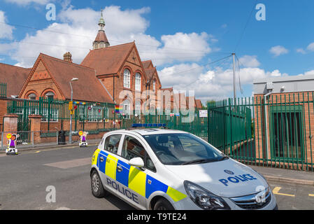 I musulmani contrari alle lezioni di LGBT si scontrarono con i sostenitori LGBT come essi attaccato arcobaleno banner colorati a ringhiera a Radlett Park School, Birmingham Foto Stock