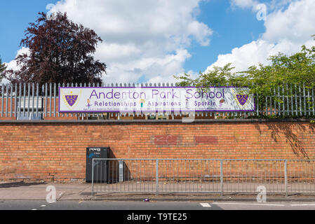 I musulmani contrari alle lezioni di LGBT si scontrarono con i sostenitori LGBT come essi attaccato arcobaleno banner colorati a ringhiera a Radlett Park School, Birmingham Foto Stock