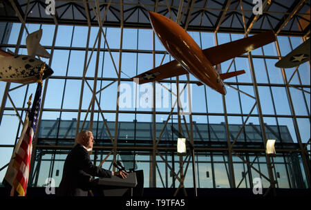 U.S Vice Presidente Mike Pence offre commento alla premiere del film: Apollo 11: Primi passi presso lo Smithsonian National Air & Space Museum, 14 maggio 2019 a Washington. Foto Stock