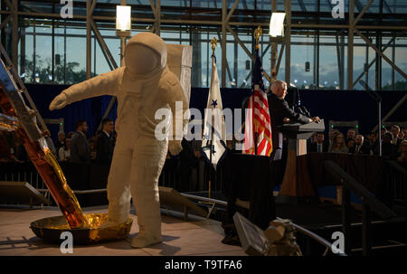 U.S Vice Presidente Mike Pence offre commento alla premiere del film: Apollo 11: Primi passi presso lo Smithsonian National Air & Space Museum, 14 maggio 2019 a Washington. Foto Stock