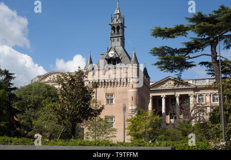 Il Mastio (ora l'ufficio turistico) e il retro del Capitole, Square Charles de Gaulle, Toulouse, Occitanie, Haute-Garonne, Francia Foto Stock