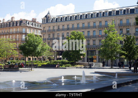 Persone rilassante sulle panchine in piazza Charles de Gaulle, Toulouse, Occitanie, Haute-Garonne, Francia Foto Stock