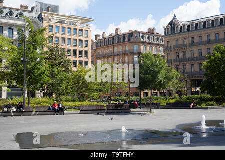 Persone rilassante sulle panchine in piazza Charles de Gaulle, Toulouse, Occitanie, Haute-Garonne, Francia Foto Stock