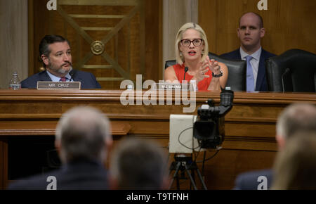 Il Sen. Kyrsten Sinema dell Arizona una domanda durante l'Aeronautica e spazio sottocomitato del senato del commercio, scienza e Trasporti Comitato nel corso di una audizione sulla emergente ambiente spaziale: operativo, tecnici e delle sfide politiche al Senato Dirksen ufficio edificio 14 Maggio 2019 a Washington, DC. Foto Stock